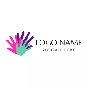 Logotipo Colorido Overlapping Hands and Close Family logo design